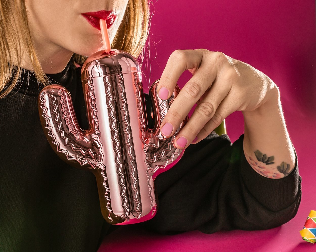 Ballīšu kaktusa pudele ar salmiem