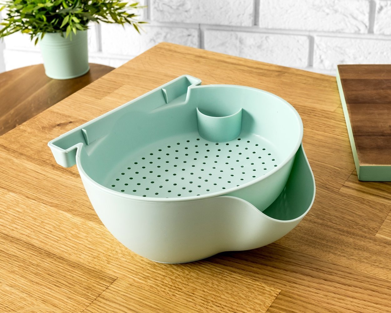 Slinka uzkodu bļoda ar tālruņa turētāju