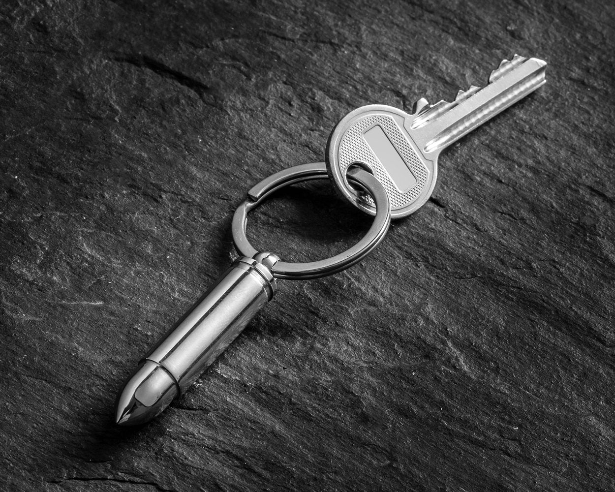 Bullet atslēgu piekariņš ar slēptu turētāju