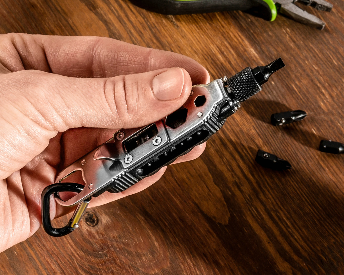 Daudzfunkcionāls skrūvgriežu un instrumentu komplekts