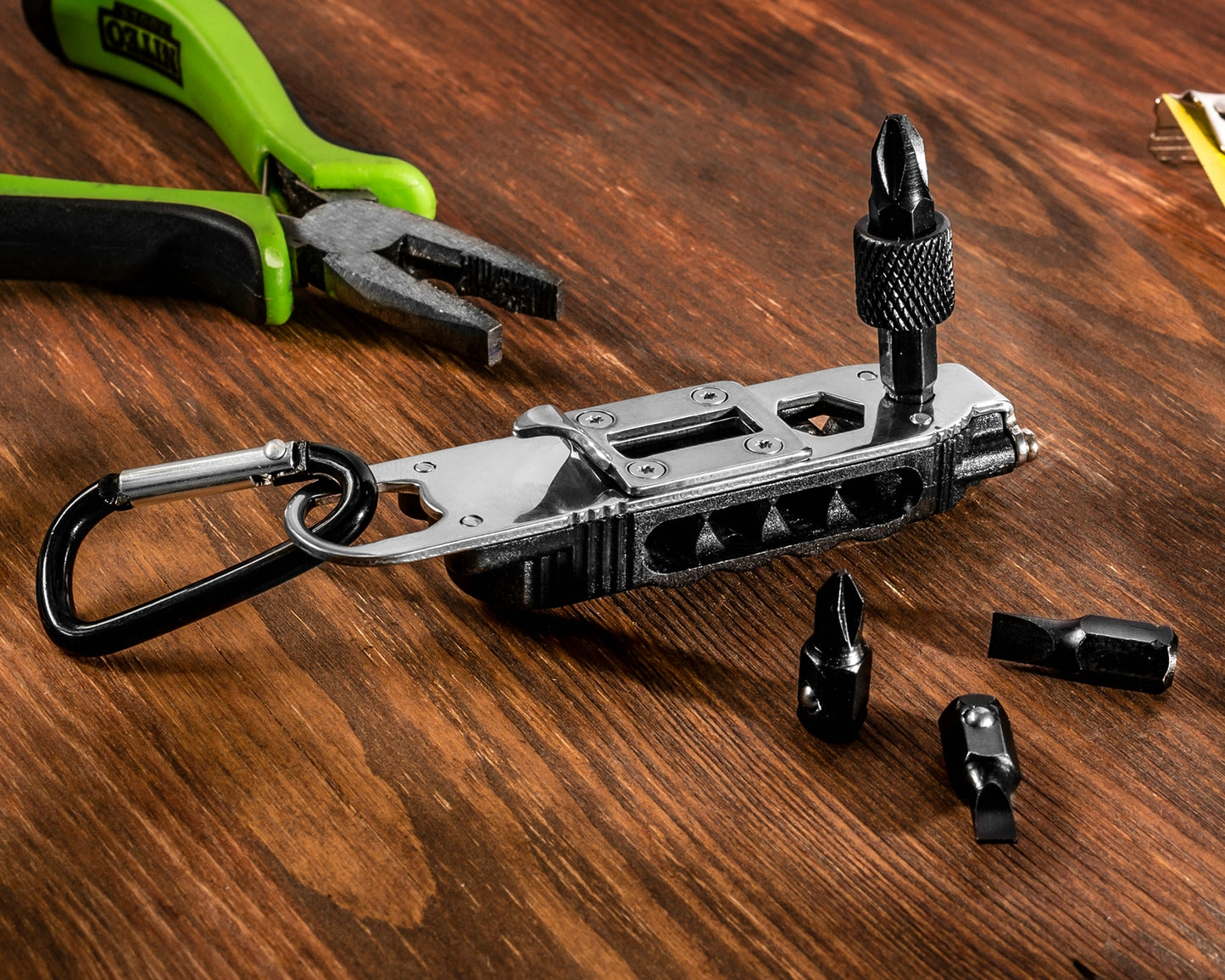 Daudzfunkcionāls skrūvgriežu un instrumentu komplekts