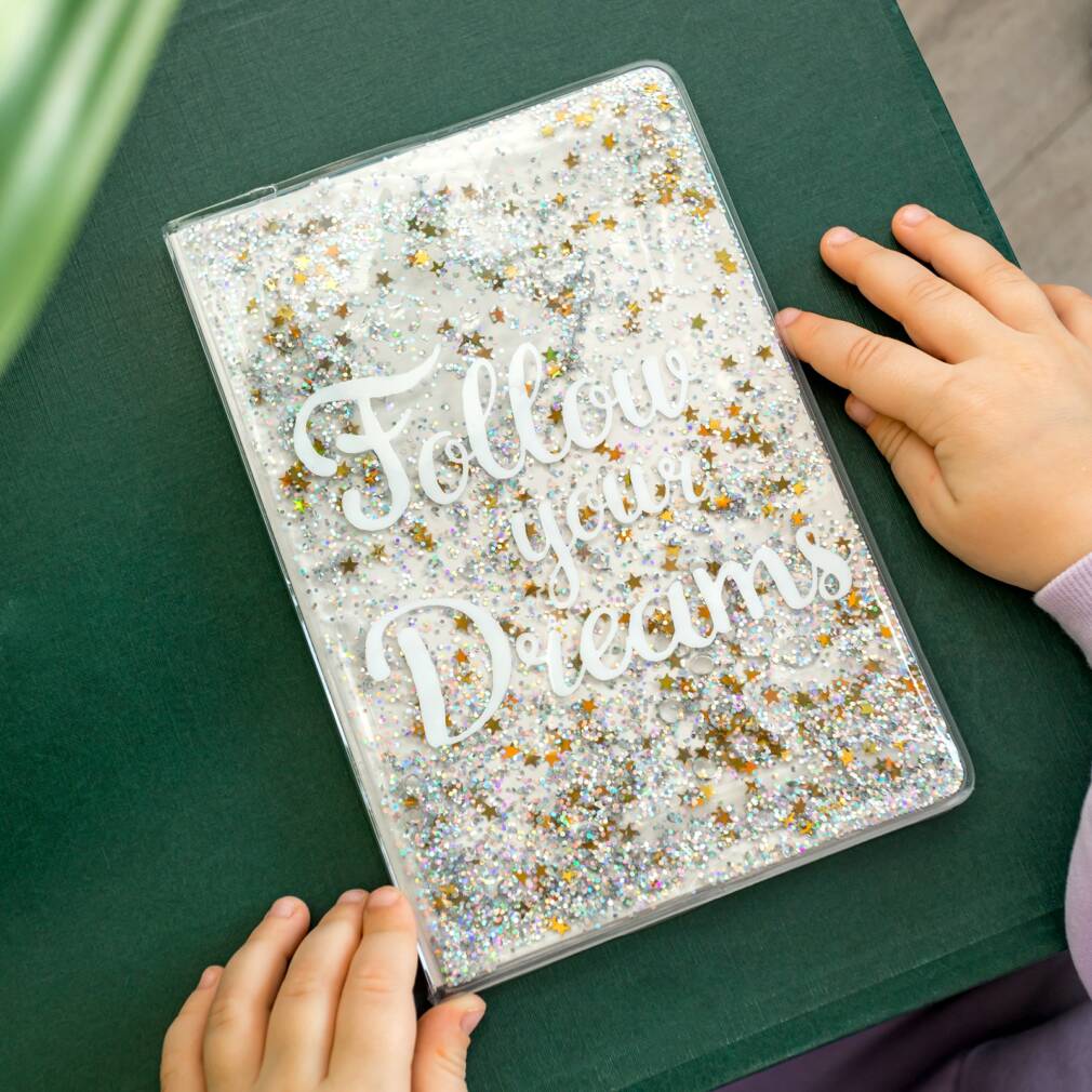 Piezīmju grāmatiņa – SEKOJI SAVIEM SAPŅIEM – zelta vizuļi