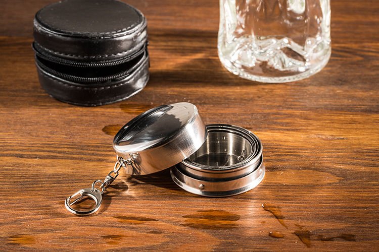 Saliekama glāzīte ar maciņu tūrismam nerūsējošā tērauda