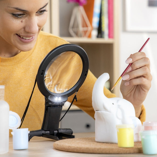 Palielināmais stikls ar LED gaismu