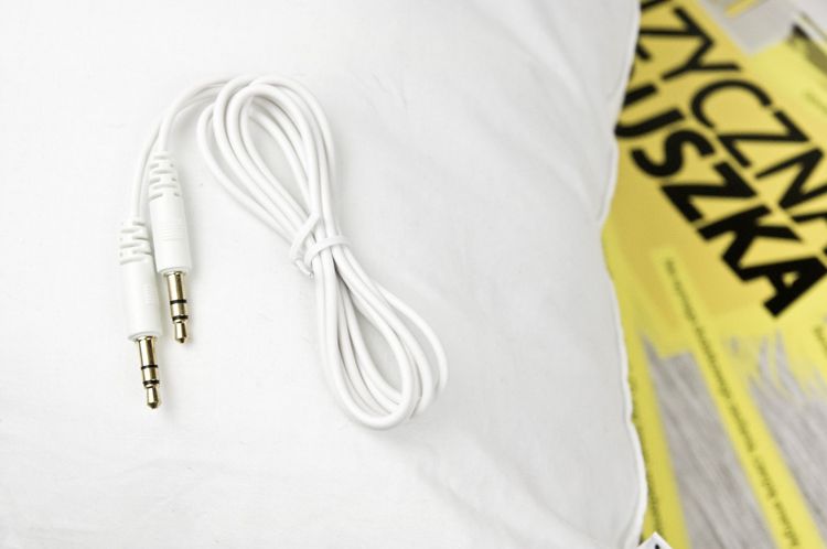 Spilvens ar austiņu pieslēgšanas vadu