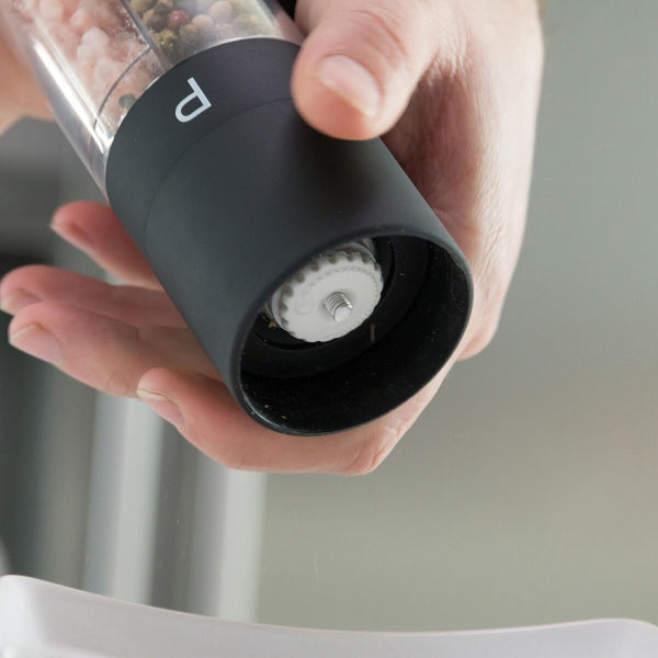 Sāls un piparu dzirnaviņas