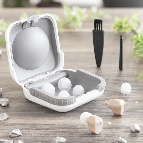 Ausīs ievietojams dzirdes pastiprinātājs ar piederumiem