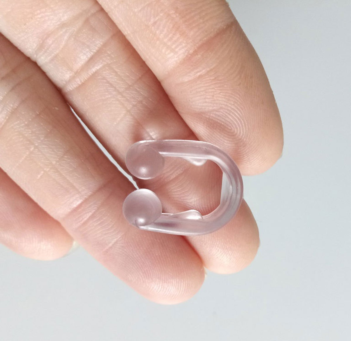 Deguna klipsis pret-krākšanas