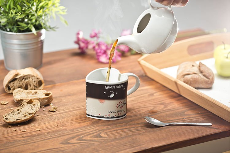 Krāsu mainoša krūze sirds formā