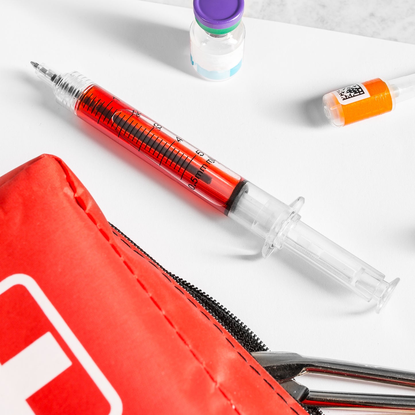 Pildspalva šļirces dizainā.