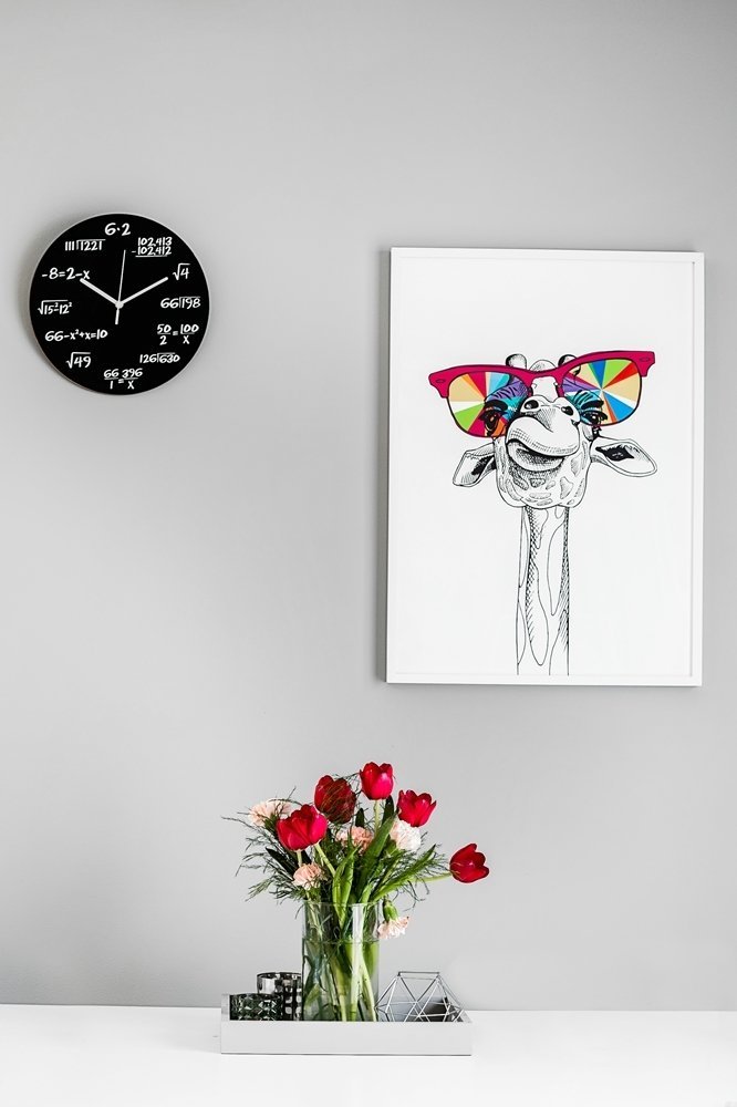 Sienas pulkstenis ar matemātiskām formulām, melns