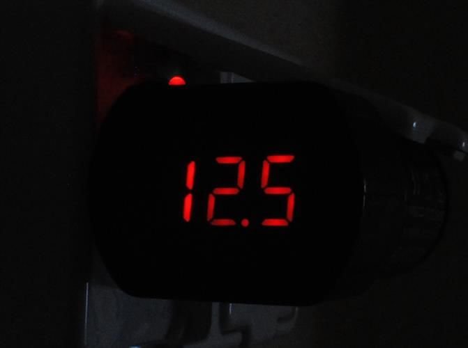 12V voltmetrs