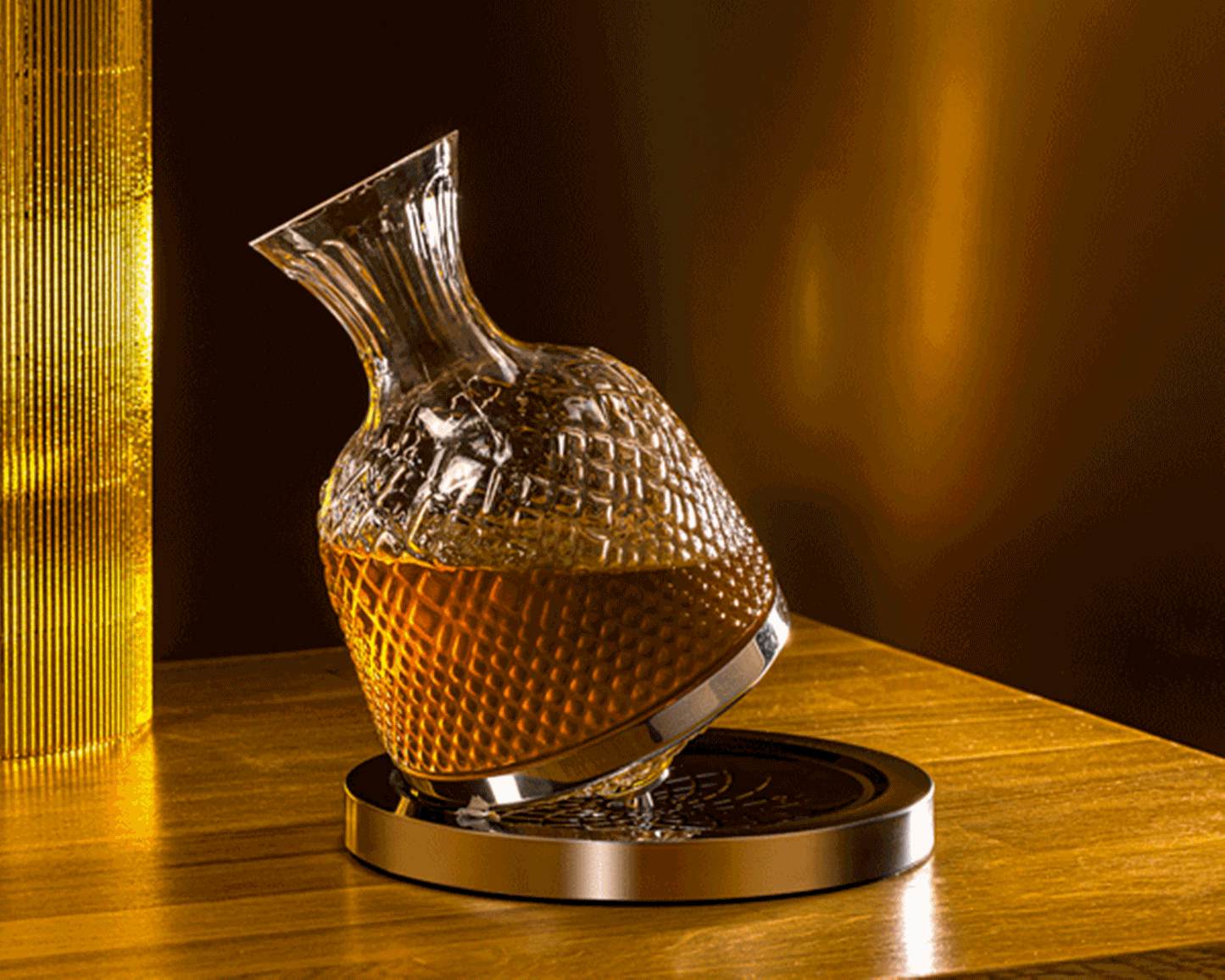 Vīna karafe griežas 360°