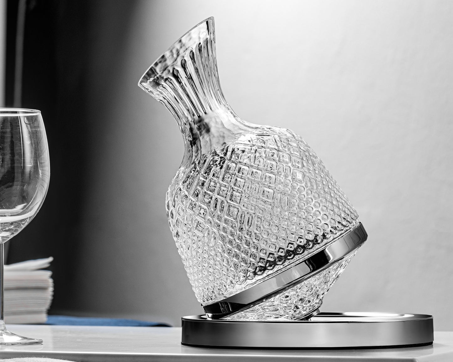 Vīna karafe griežas 360°