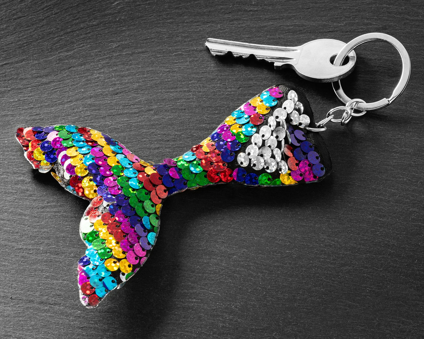 Atslēgu piekariņš NĀRIŅAS ASTES varavīksnes fliteru raksts