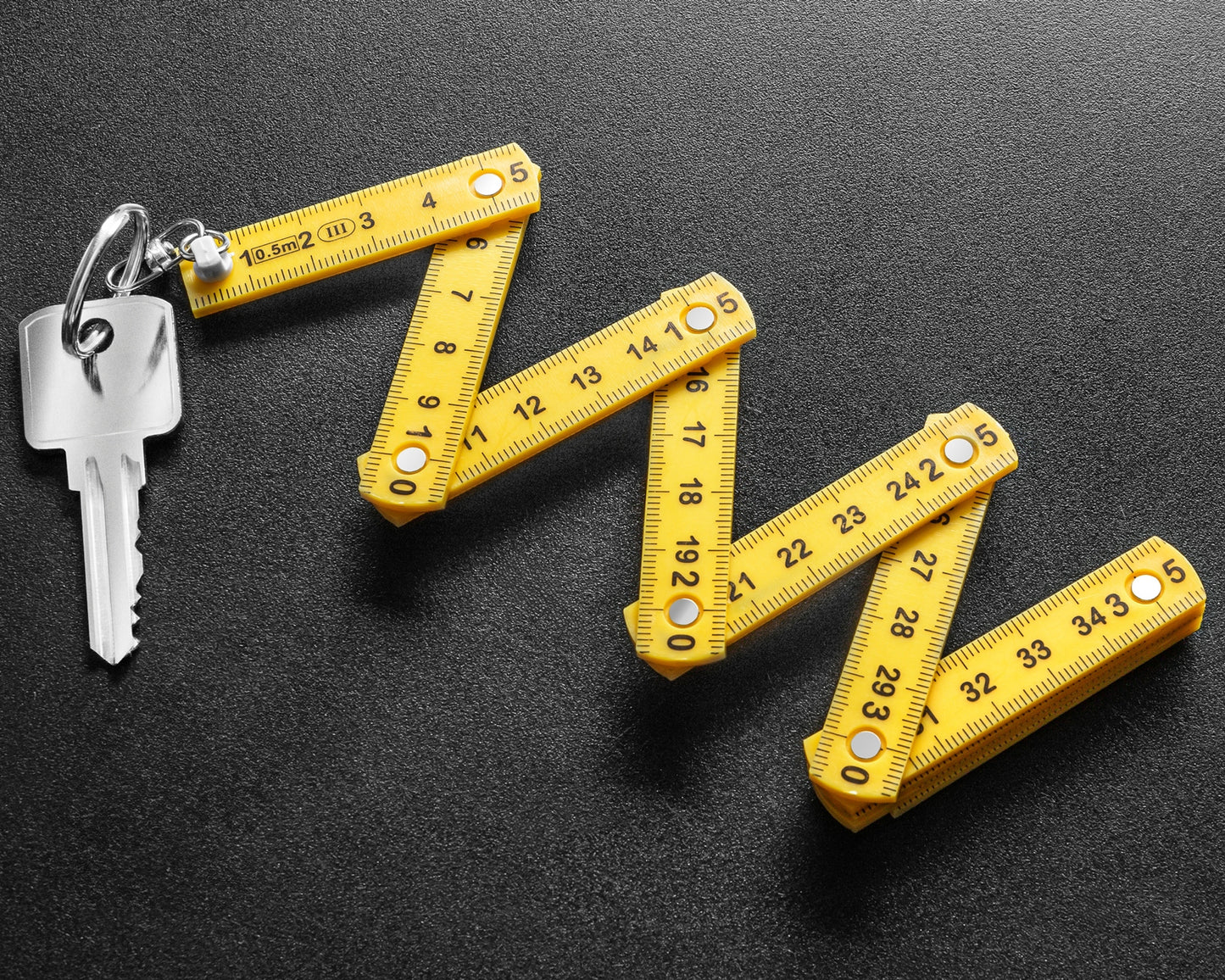 Salokāms lineāls atslēgu piekariņš