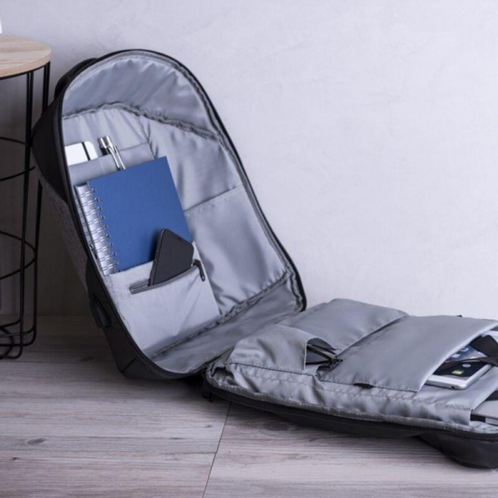 Pretzagšanas mugursoma ar USB uzlādei un nodalījumu datoram