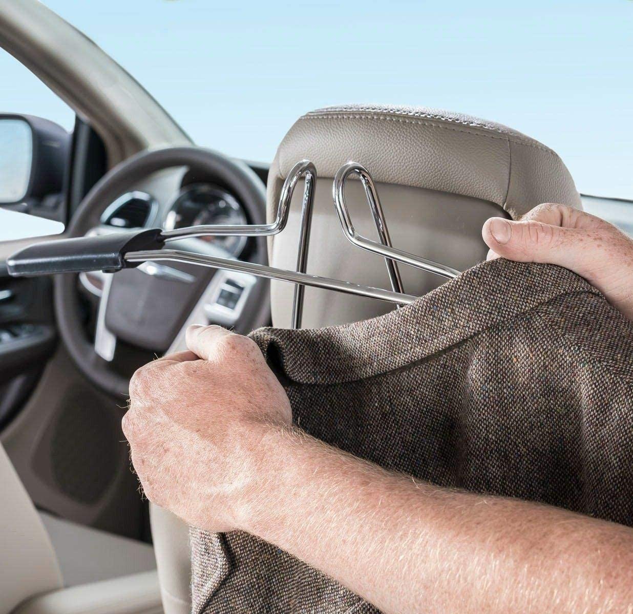 Apģērbu pakaramais automašīnām ar regulējamu platumu