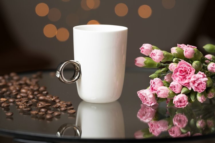 Krūze balts ar sudraba krāsa gredzena rokturi, 1gab.