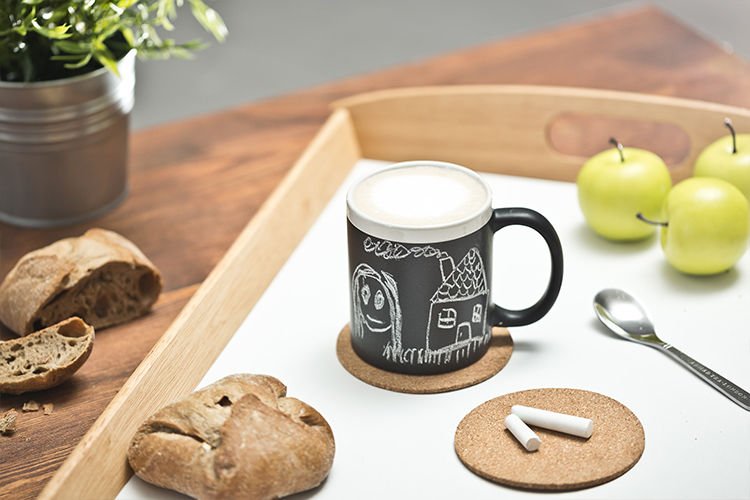 Krūze ar melno tāfeli un krītu, apzīmējama