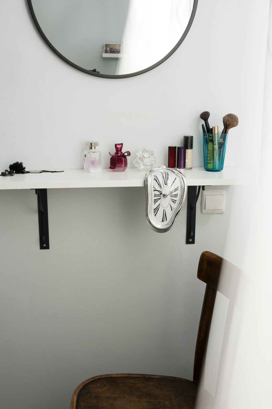 Kūstošais pulkstenis ar Romiešu ciparnīcu