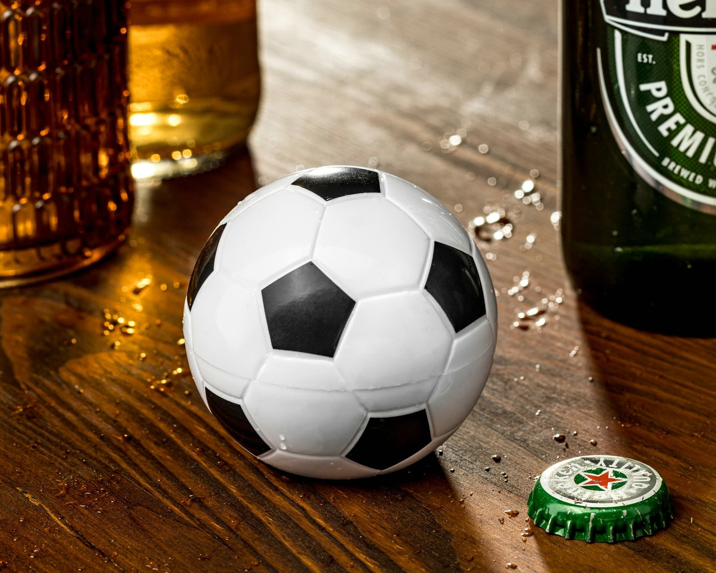 Pudeļu attaisāmais ar magnētu ledusskapim "Futbola Bumba"