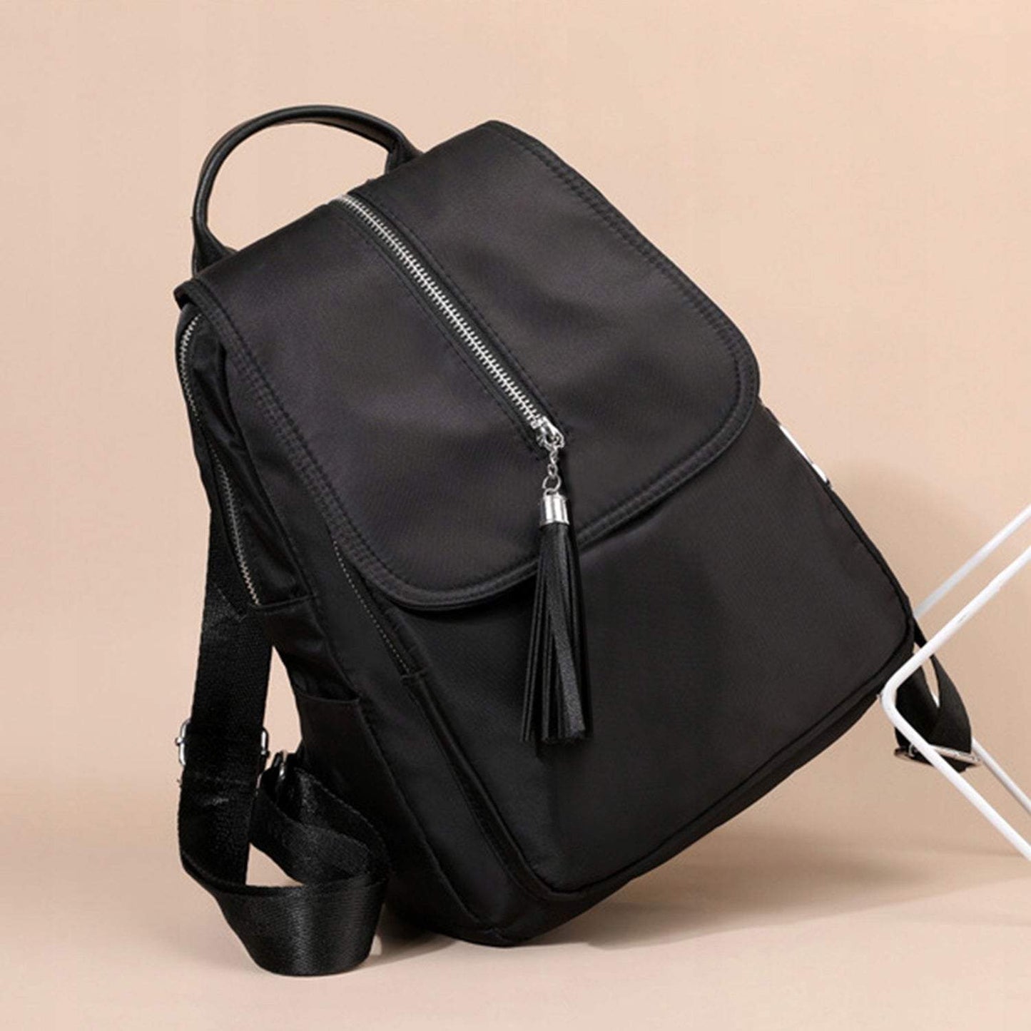 Sieviešu mugursoma ar sudraba krāsas detaļām