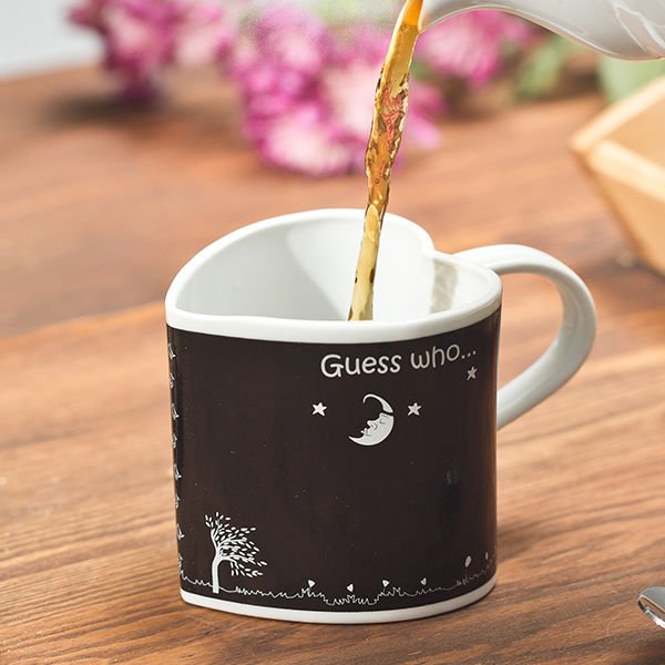 Krāsu mainoša krūze sirds formā