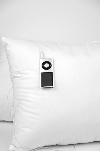 Spilvens ar austiņu pieslēgšanas vadu