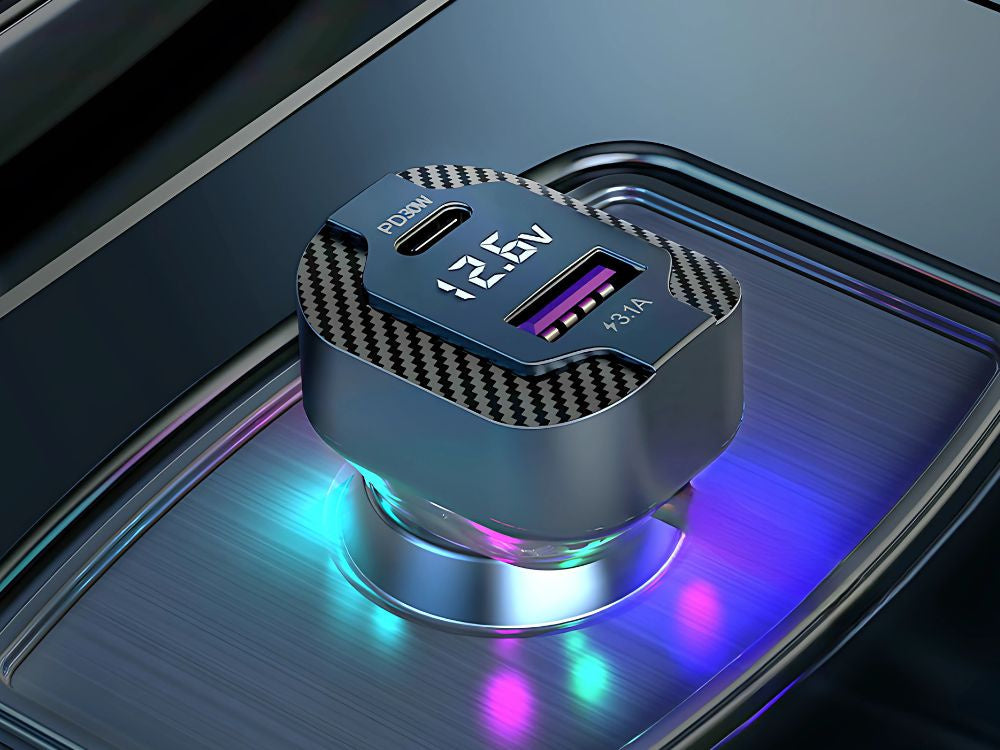 Ātrais automašīnas lādētājs USB-C 30W un USB-A 15W cigarešu šķiltavas ligzdai