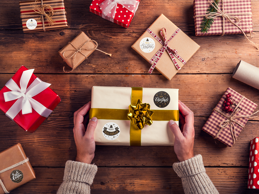 Ziemassvētku dekoratīvās uzlīmes 500 gabalu rullī "Priecīgus Ziemassvētkus"