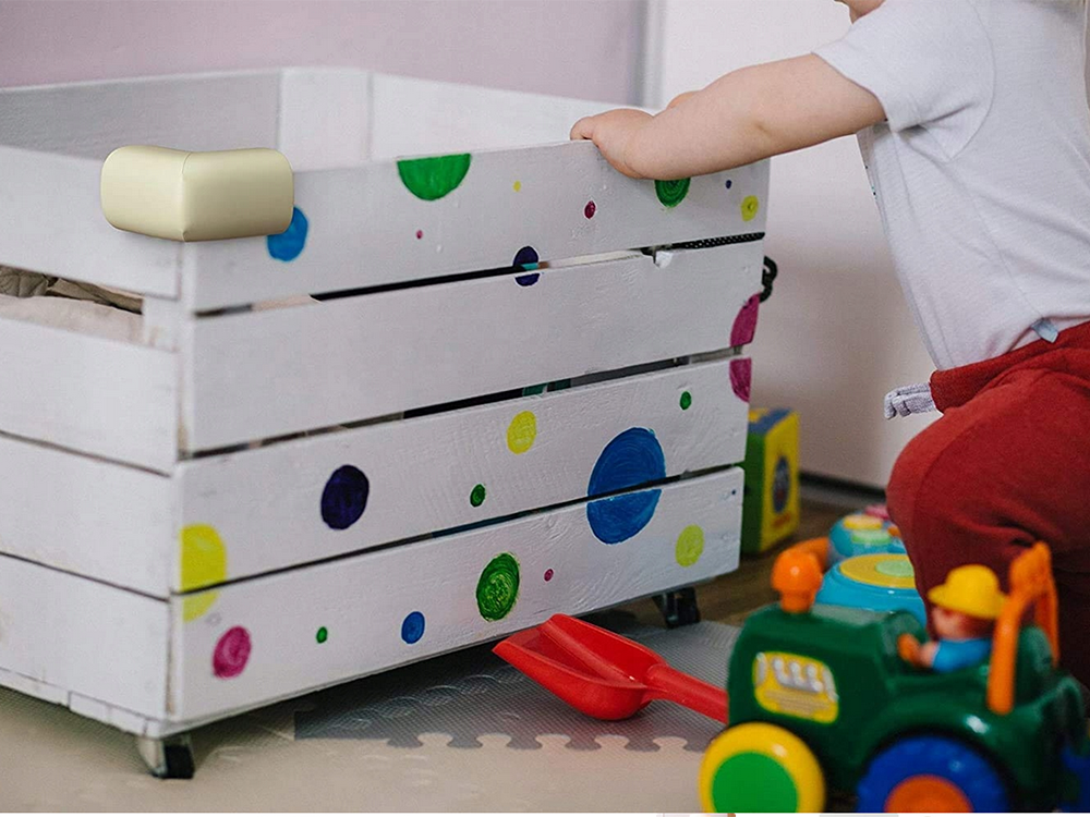 Putuplasta stūru aizsargi mēbeļu stūriem, baltas uzlīmes x4