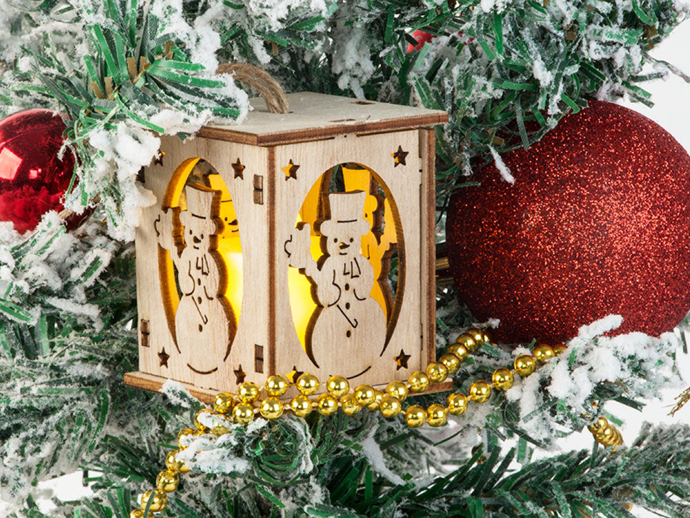 Koka karājas Ziemassvētku eglītes laternas apgaismojums Ziemassvētku rotājums sniegavīrs