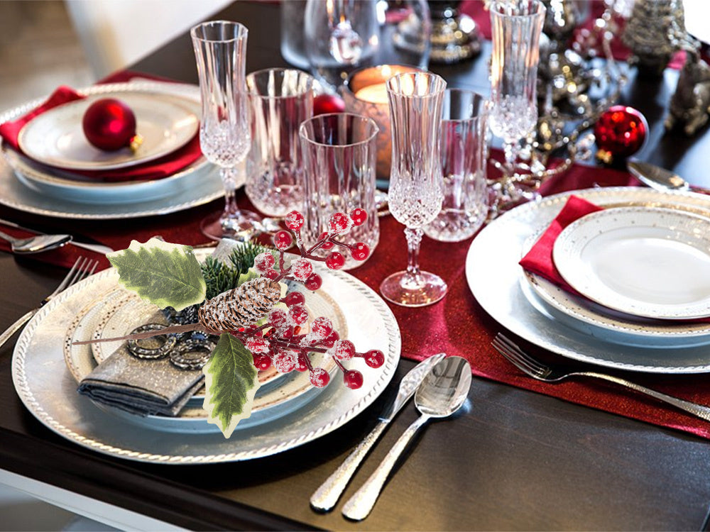 Ziemassvētku rotājumi pīlādžu galda dekors Ziemassvētku galds