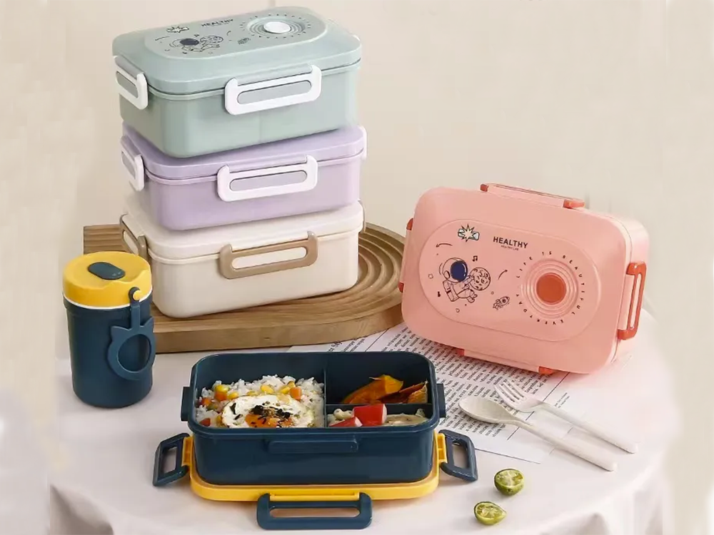 Pusdienu kastes brokastu trauks pusdienām ar nodalījumiem galda piederumiem