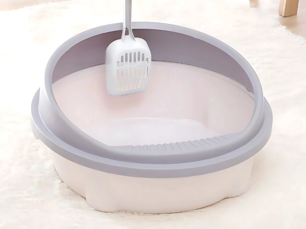 Atvērta tualetes kaste, liela, cieta, ar lāpstiņu un augstu malu