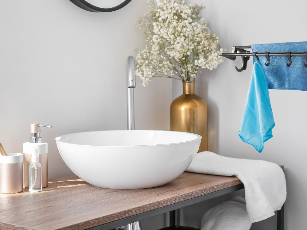 Vannas istabas pakaramais, melns, dvieļiem un aksesuāriem, 40 cm, bez urbšanas, 4 āķi