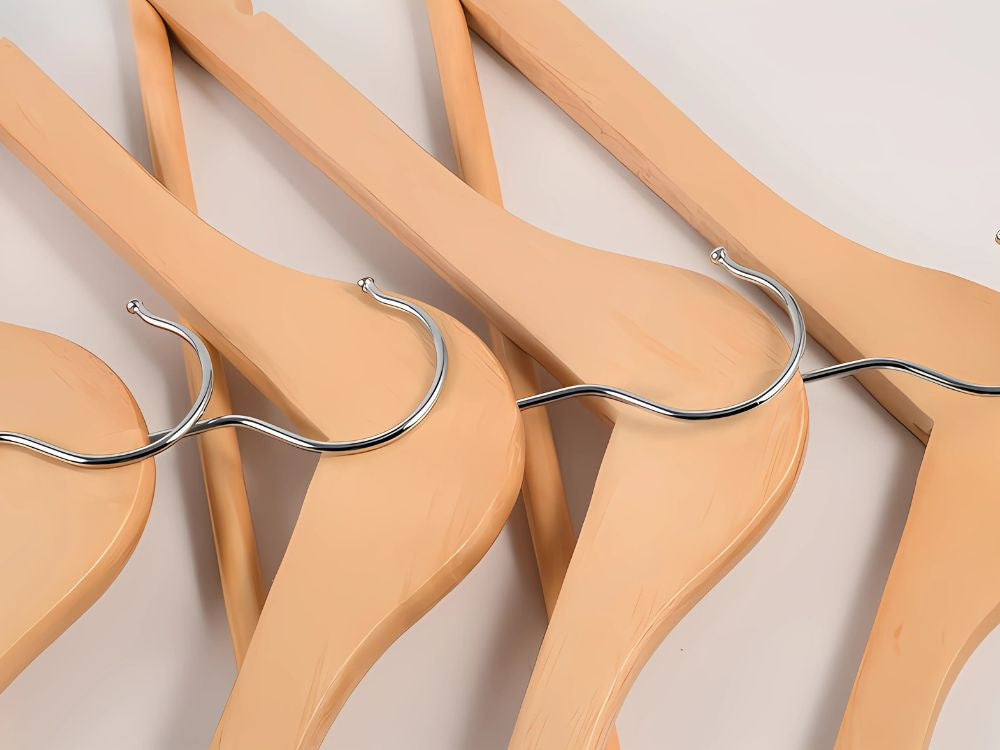 3x lakoti koka turētāji apģērbam, koka turētāju komplekts