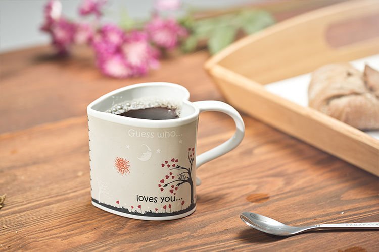 Krāsu mainoša krūze sirds formā