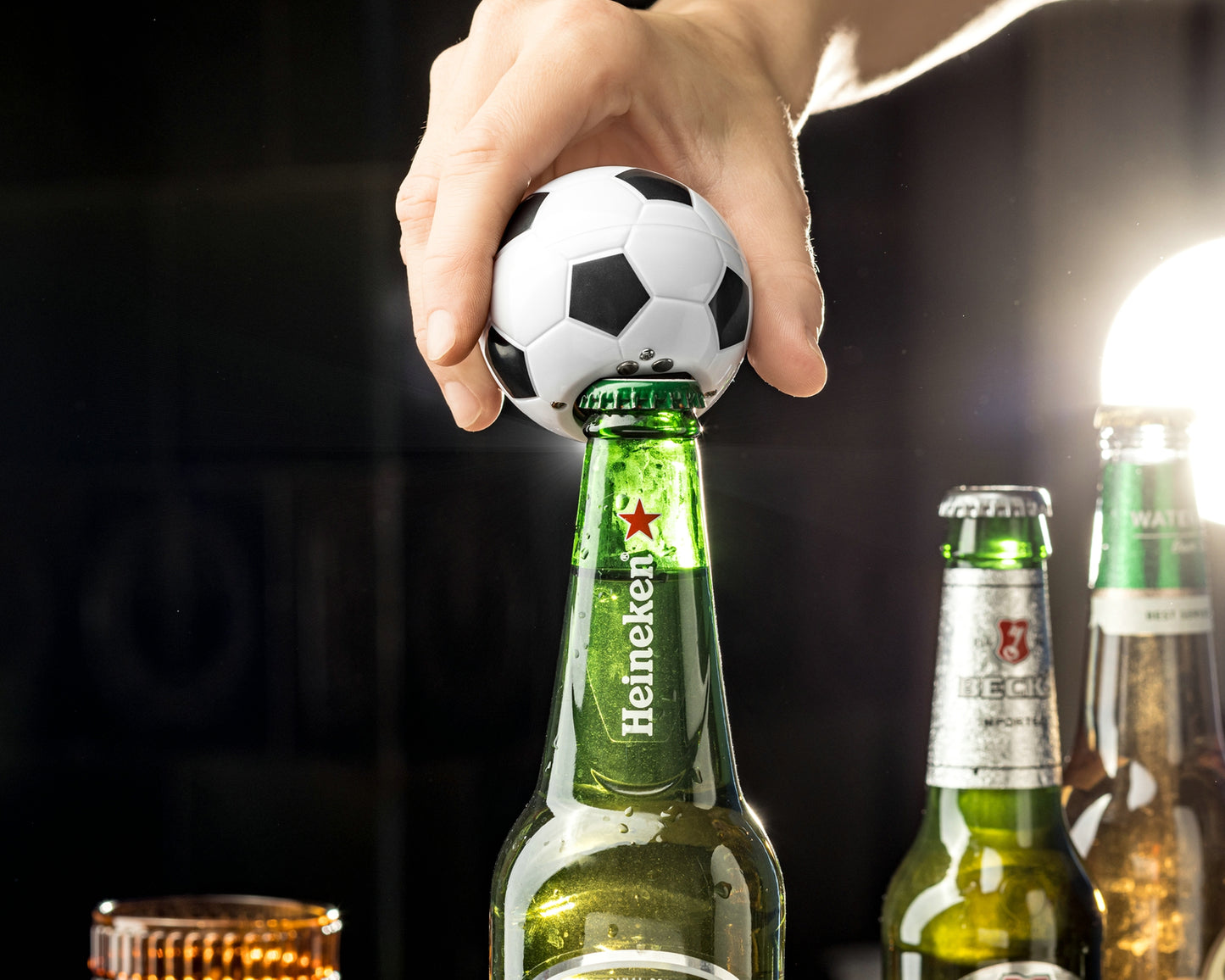 Pudeļu attaisāmais ar magnētu ledusskapim "Futbola Bumba"