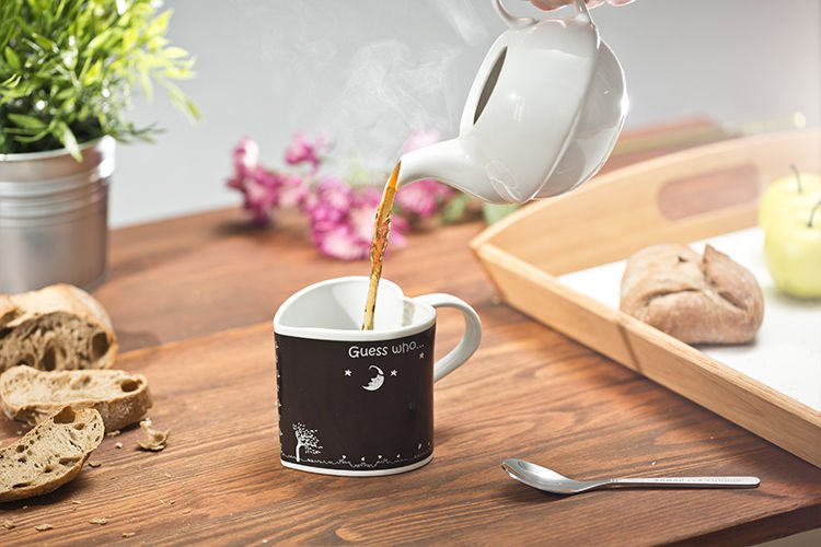 Krāsu mainoša krūze sirds formā