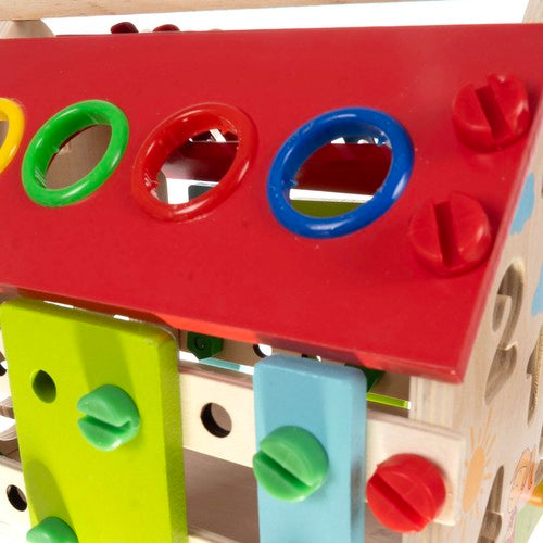 Izglītojošs koka namiņš