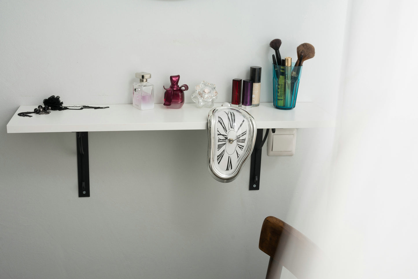 Kūstošais pulkstenis ar Romiešu ciparnīcu