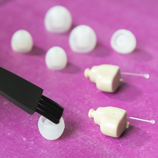 Ausīs ievietojams dzirdes pastiprinātājs ar piederumiem