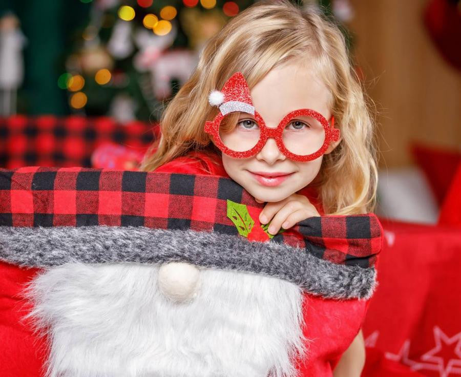 Ziemassvētku sarkana glāze ar nelielu Ziemassvētku vecīša cepuri