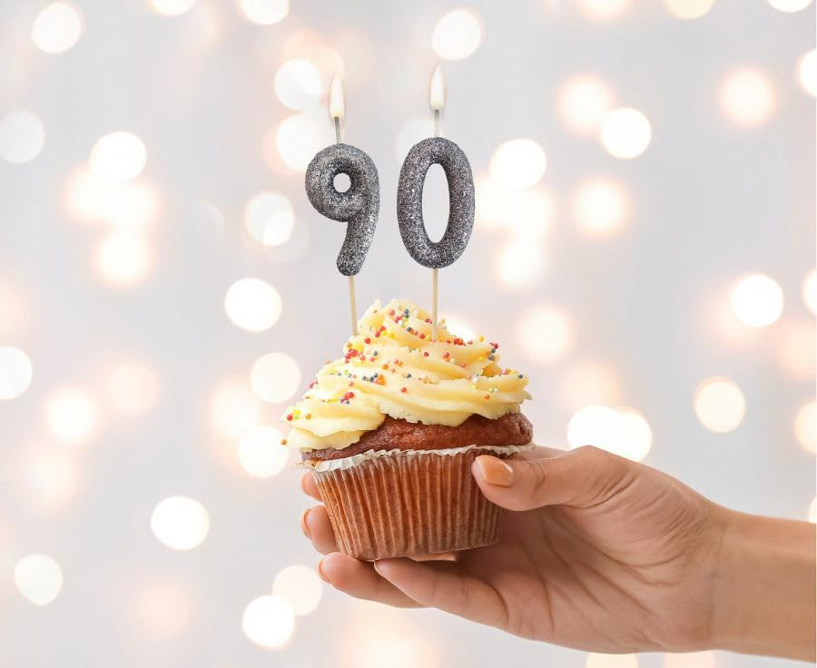Melns mirdzošs skaitlis, melna ciparu svece, dzimšanas dienas tortes svece, skaitlis 9