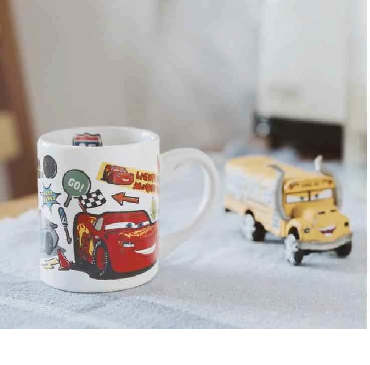 Disney Cars uzlīmju porcelāna krūze 235 ml (8 unces) dāvanu kastītē