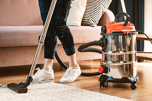 Rūpniecības putekļsūcējs ar instrumentu ligzdu